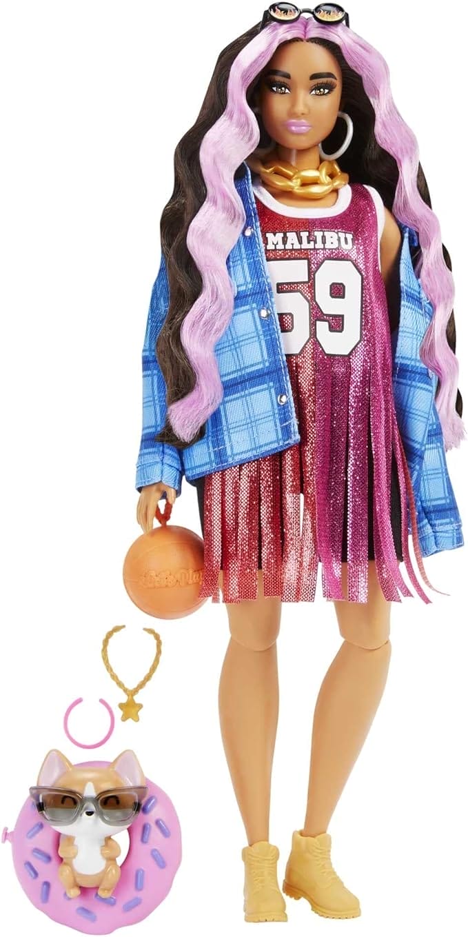 ​Barbie Extra Pop met basketbalshirt als jurk en accessoires, met haar dierenvriendje, een corgi, extra lang golvend haar met roze lokken en beweegbare gewrichten, voor kinderen vanaf 3 jaar, HDJ46