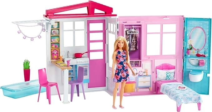 Barbie GWY84 - Vakantiehuis met pop, meubels en zwembad, draagbaar poppenhuis ca. 46 cm hoog met draaggreep, poppenaccessoires speelgoed vanaf 3 jaar